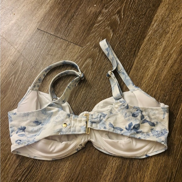 Victoria’s Secret Blue and White Women's Bikini Top - Picture 2 of 3